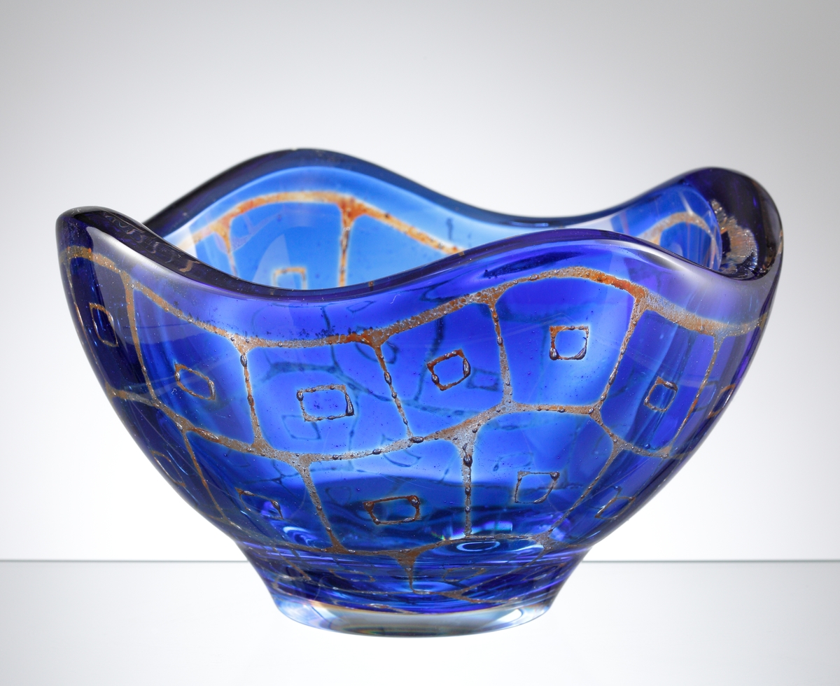 Design: Sven Palmqvist. Mindre, oval, ravenna-skål nr 6435 med klack. Mönster i blått och brunt. Konstnär Sven Palmqvist.