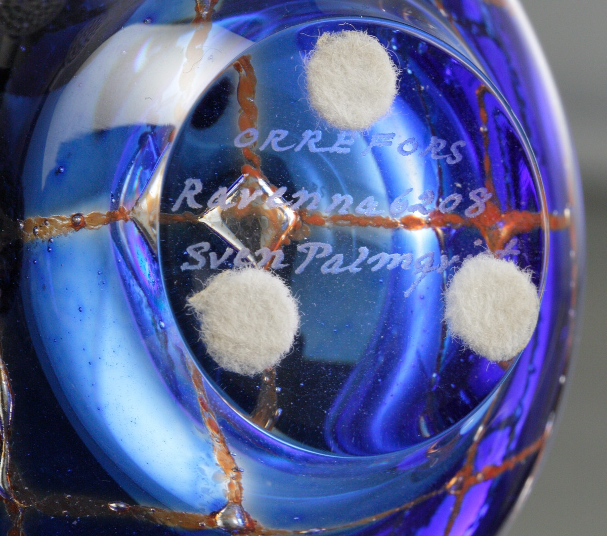 Design: Sven Palmqvist. Mindre, oval, ravenna-skål nr 6208 med klack. Mönster i blått och brunt. Konstnär Sven Palmqvist.