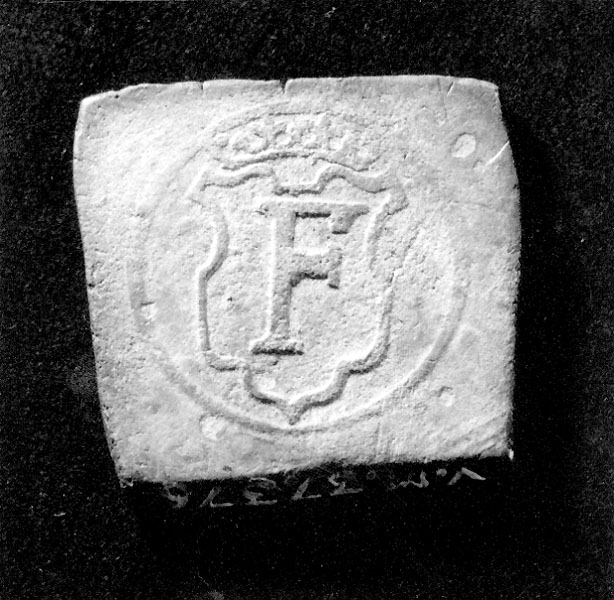 Arkeologiskt föremål. I MARCK1564Fyrkantigt silvermynt. Åtsida: Valör och präglingsår inom en cirkel.  Frånsida: Fredrik II:s krönta namnchiffer.