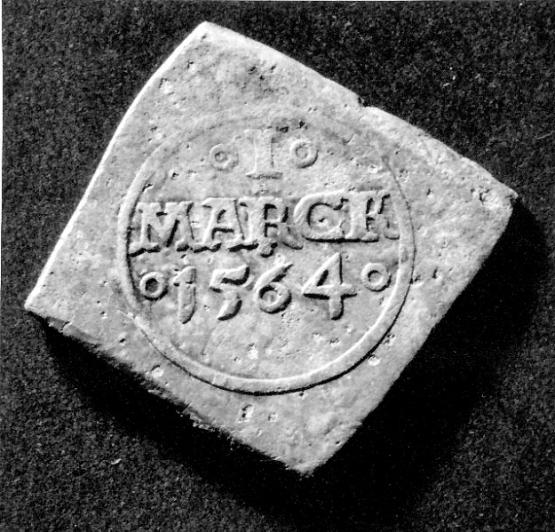 Arkeologiskt föremål. I MARCK1564Fyrkantigt silvermynt. Åtsida: Valör och präglingsår inom en cirkel.  Frånsida: Fredrik II:s krönta namnchiffer.