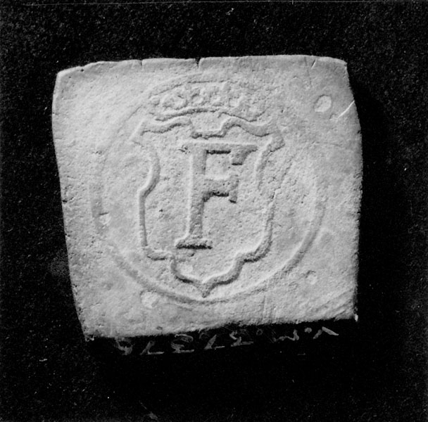 Arkeologiskt föremål. I MARCK1564Fyrkantigt silvermynt. Åtsida: Valör och präglingsår inom en cirkel.  Frånsida: Fredrik II:s krönta namnchiffer.