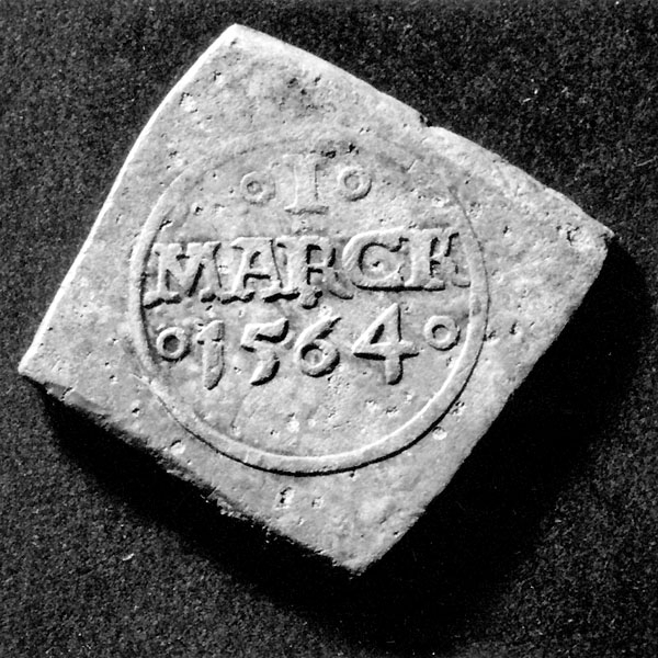 Arkeologiskt föremål. I MARCK1564Fyrkantigt silvermynt. Åtsida: Valör och präglingsår inom en cirkel.  Frånsida: Fredrik II:s krönta namnchiffer.