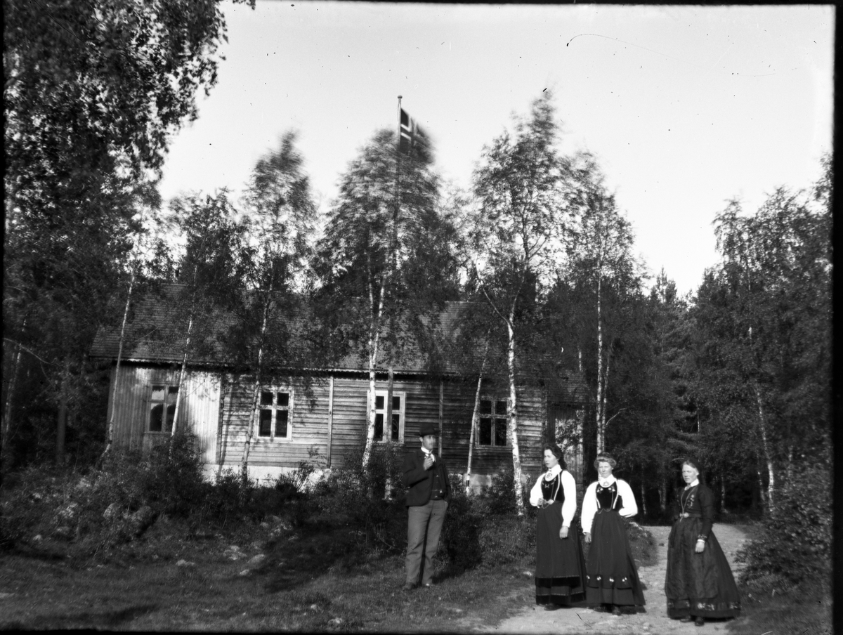 Fotosamling etter Bendik Ketilson Taraldlien (1863-1951) Fyresdal. Gårdbruker, fotograf og skogbruksmann. Fotosamlingen etter fotograf Taraldlien dokumenterer områdene Fyresdal og omegn. 
Motiv fra ungdomshuset, Fyresdal.