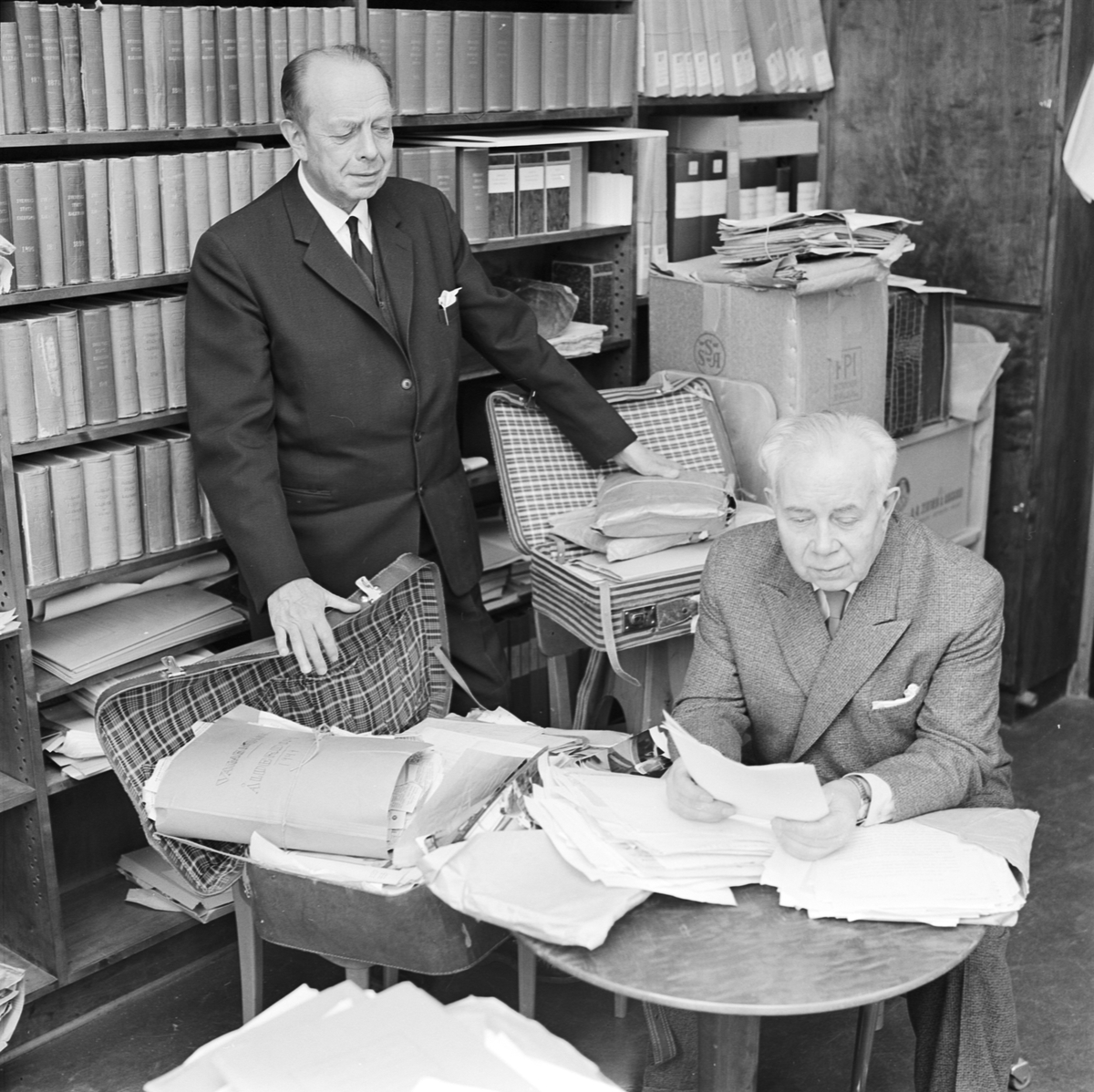 Carolina Rediviva, Ivar Lo Johansson och förste bibliotekarie G Holmgren, Uppsala, mars 1963