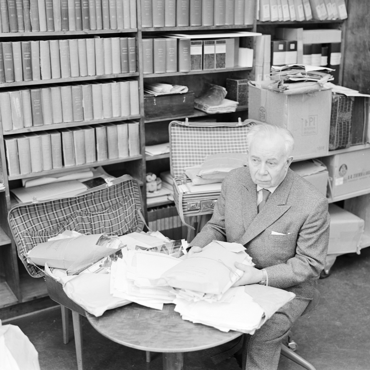 Carolina Rediviva, Ivar Lo Johansson och förste bibliotekarie G Holmgren, Uppsala 1963