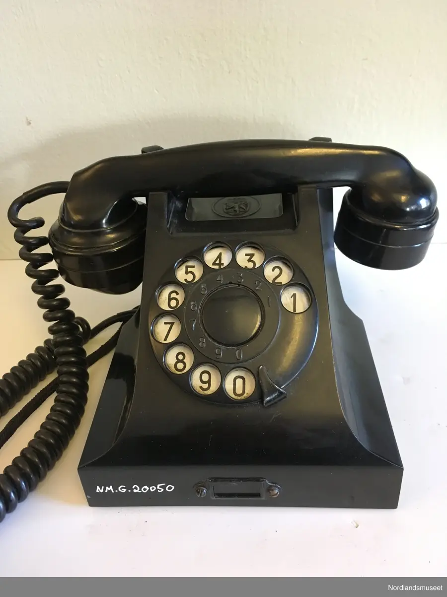 Bordmodell med nummerskive. Fabrikasjonsnummer 82449
Skjema 11AB69-35
Laget av bakeliltt.