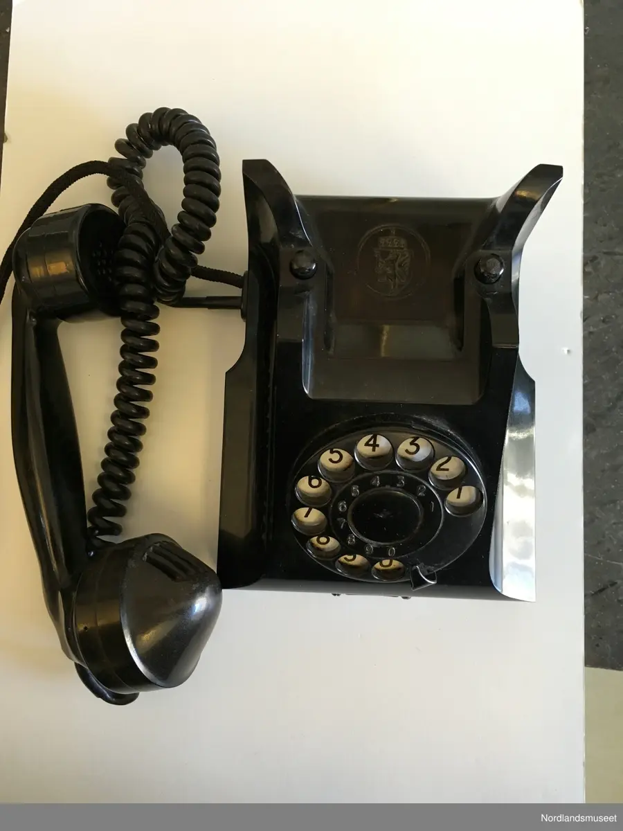 Bordmodell med nummerskive. Fabrikasjonsnummer 82449
Skjema 11AB69-35
Laget av bakeliltt.