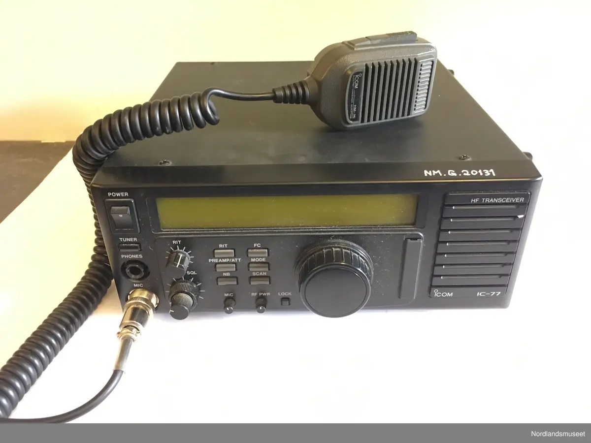 serienr 04589
Amatørradio, benyttet ved fangststasjon Austfjordnes på Svalbard på 1990-tallet