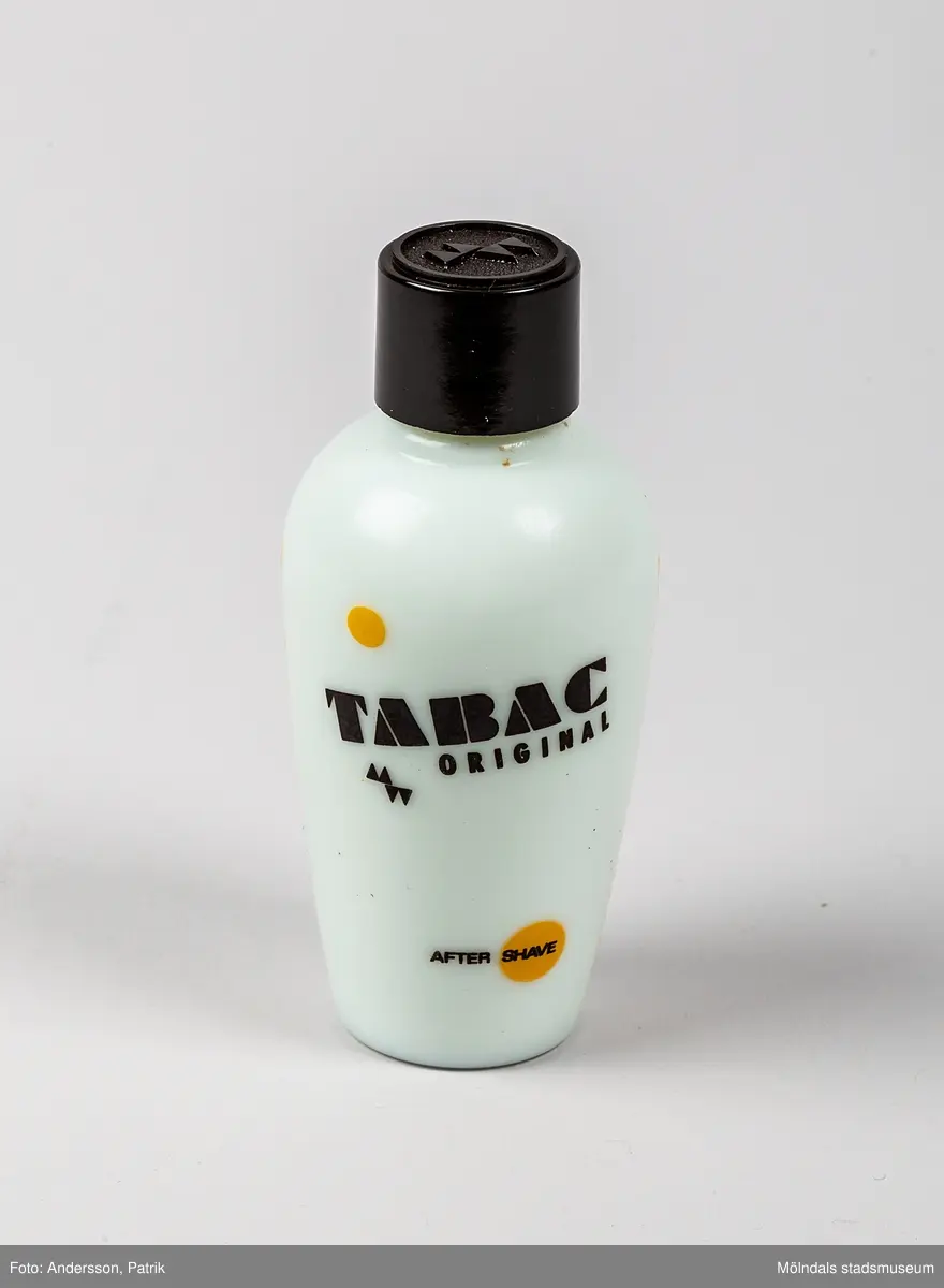 After shave lotion: Tabac Original, från 1970-talet tillverkad av Mäurer & Wirtz.
Rakvattnet Tabac tillverkades första gången 1959 och finns än idag. Doften beskrivs som blommig med en blandning av bergamot, neroli, lavendel som har ett starkt inslag av tobak, ekmoss och vanilj.

Flaskan har en rund är design som är vit och har brun skruvkork. På framsidan finns texten:
"TABAC
ORIGINAL
AFTER SHAVE"
På ena sidan finns texten: "AFTER SHAVE LOTION", tryckt i gult. På baksidan finns en innehållsförteckning på tyska, texten är tryckt i brunt. Det finns också små gula detaljer på flaskan.