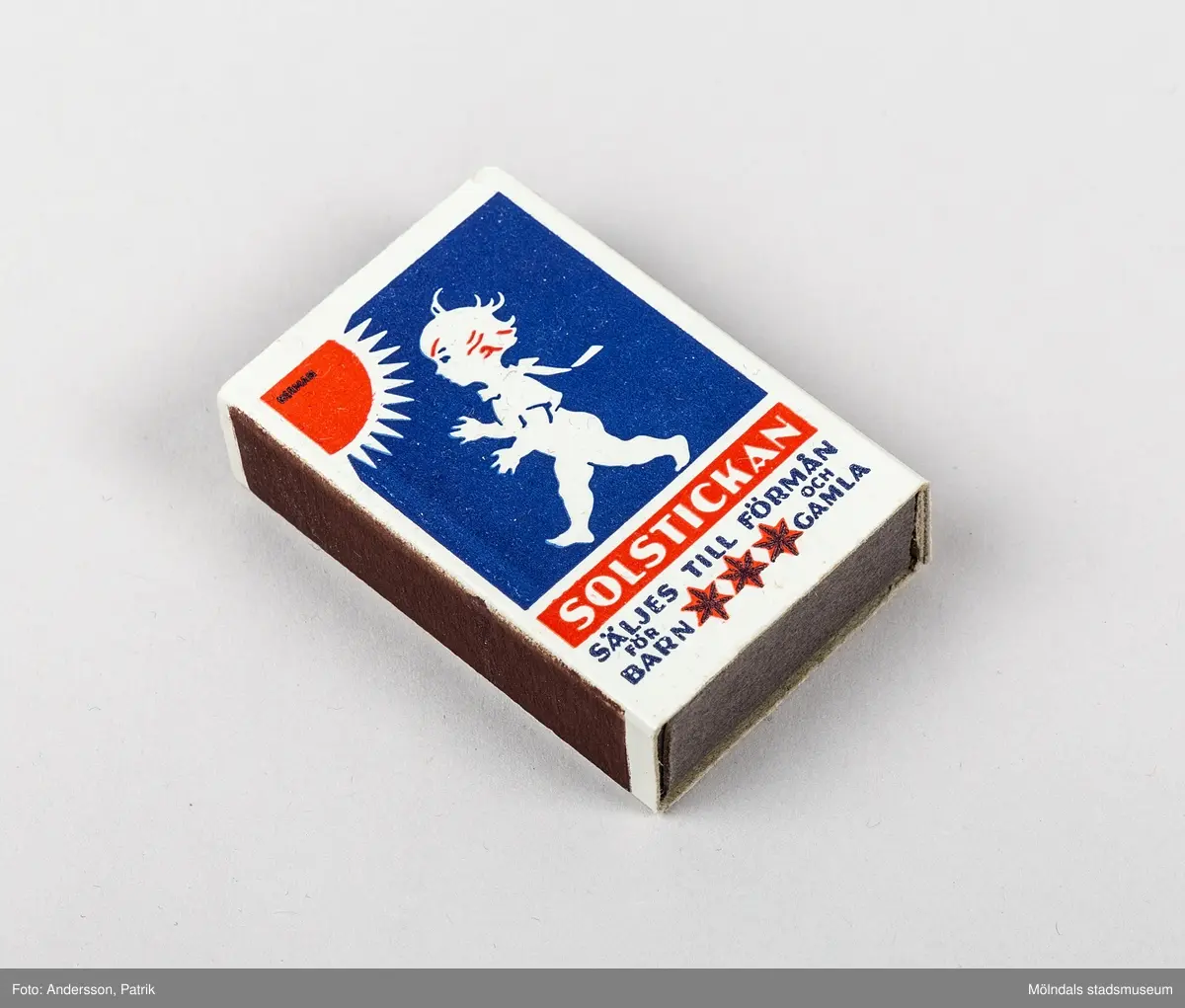 Tändsticksasken Solstickan, tillverkad av Svenska Tändsticks A.B. i Jönköping någon gång mellan februari 1936 - 1980. Konstnären  Einar Nerman fick uppdraget att rita illustrationen till tänsticksasken och det var då konstnärenens son Tom som fick stå modell för Solstickepojken som pryder alla Solstickans tändsticksaskar och produkter.
Redan från början har tändsticksaskarna sålts till förmån för barn och gamla och gör än idag.