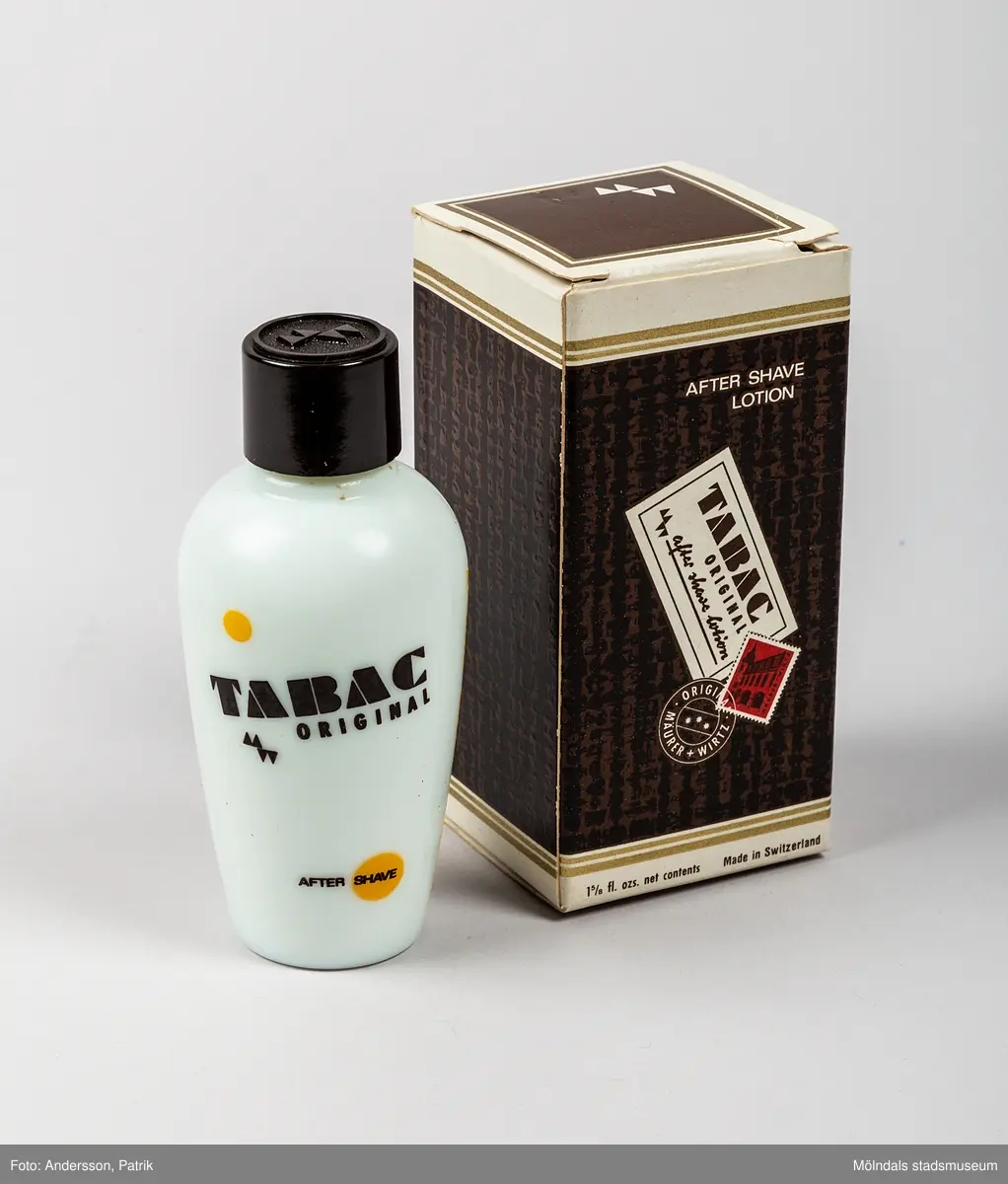 After shave lotion: Tabac Original, från 1970-talet tillverkad av Mäurer & Wirtz.
Rakvattnet Tabac tillverkades första gången 1959 och finns än idag. Doften beskrivs som blommig med en blandning av bergamot, neroli, lavendel som har ett starkt inslag av tobak, ekmoss och vanilj.

Flaskan har en rund är design som är vit och har brun skruvkork. På framsidan finns texten:
"TABAC
ORIGINAL
AFTER SHAVE"
På ena sidan finns texten: "AFTER SHAVE LOTION", tryckt i gult. På baksidan finns en innehållsförteckning på tyska, texten är tryckt i brunt. Det finns också små gula detaljer på flaskan.