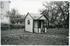 Västerås, Iggebygärdet.
Bostadshus kv. Ugglan, med lekstuga på gården. 1972.