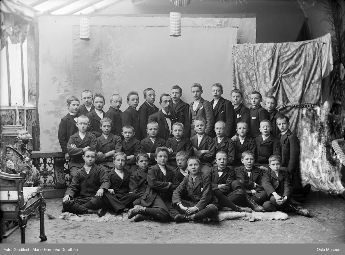 fotoatelier, interiør, gruppe, gutteklasse fra Ruseløkka skole, mann, lærer, bakteppe, takvindu