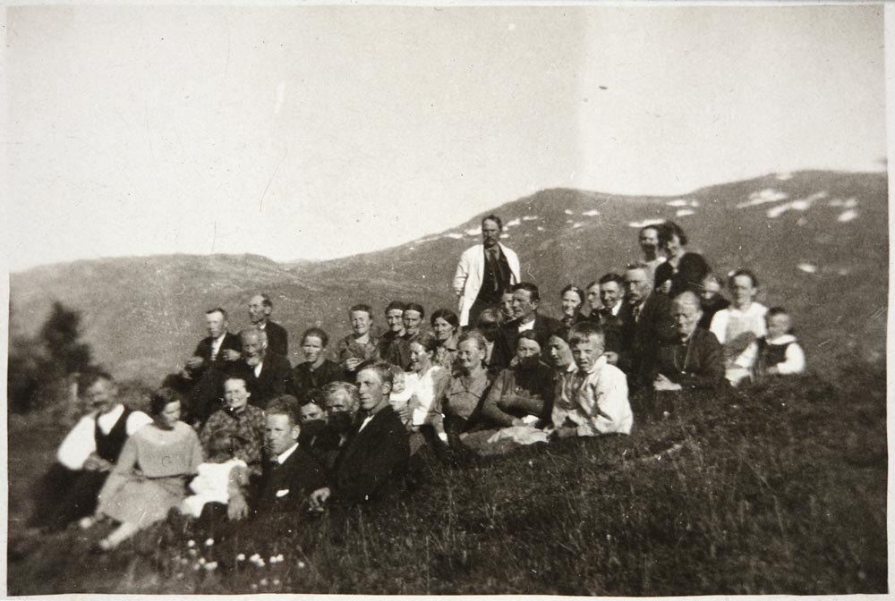 Leirfjord, Levang. Foreningsmøte? utendørs. (Levangs) Tuva sees i bakgrunnen.