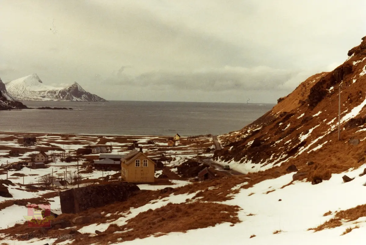 Mot Unstad (Unnstad) som har en spektakulær panoramautsikt mot storhavet og midnattsola. 
03.01.2023: Dette er Vik på Vestvågøy. (Opplysninger fra Per-Kaare Holdal).