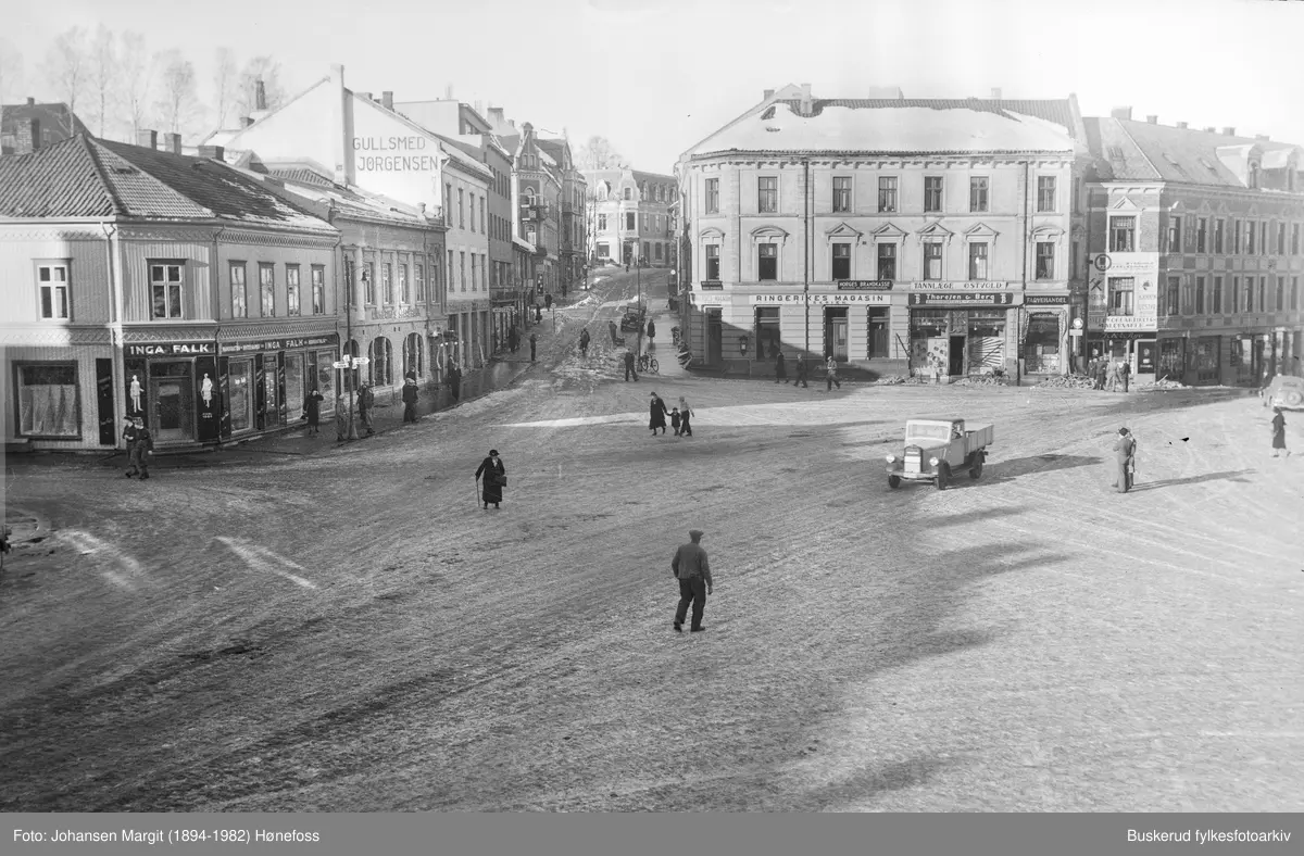 Byprospekt av S. Torg i Hønefoss
Stabellsgate, Fossveien, St. Olavsgate
Wexallgården mitt i bildet, Inga Falk modeforretning, Ringerike magasin