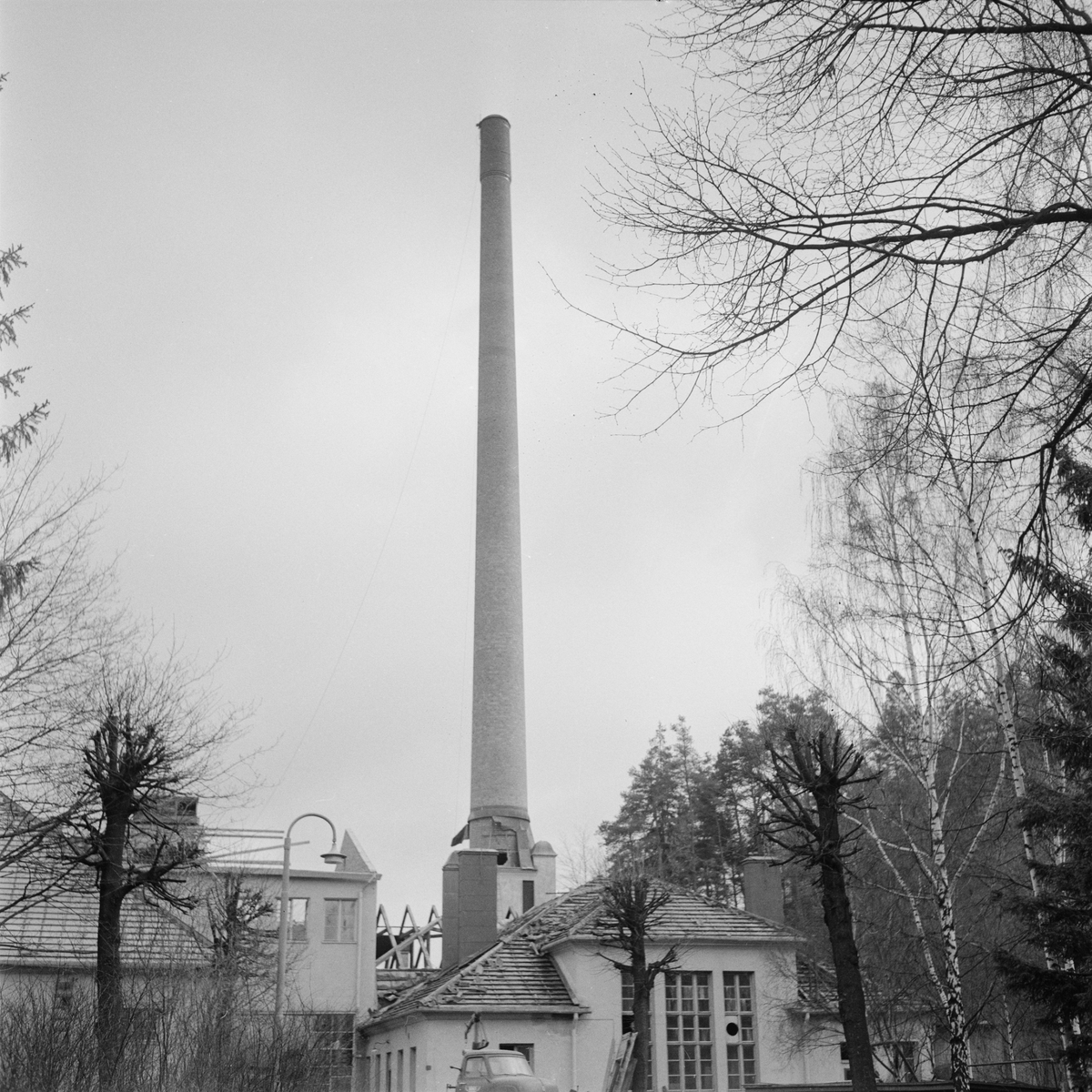 Akademiska sjukhuset, gamla panncentralens skorsten - byggd 1923-24 - faller, Uppsala, april 1960