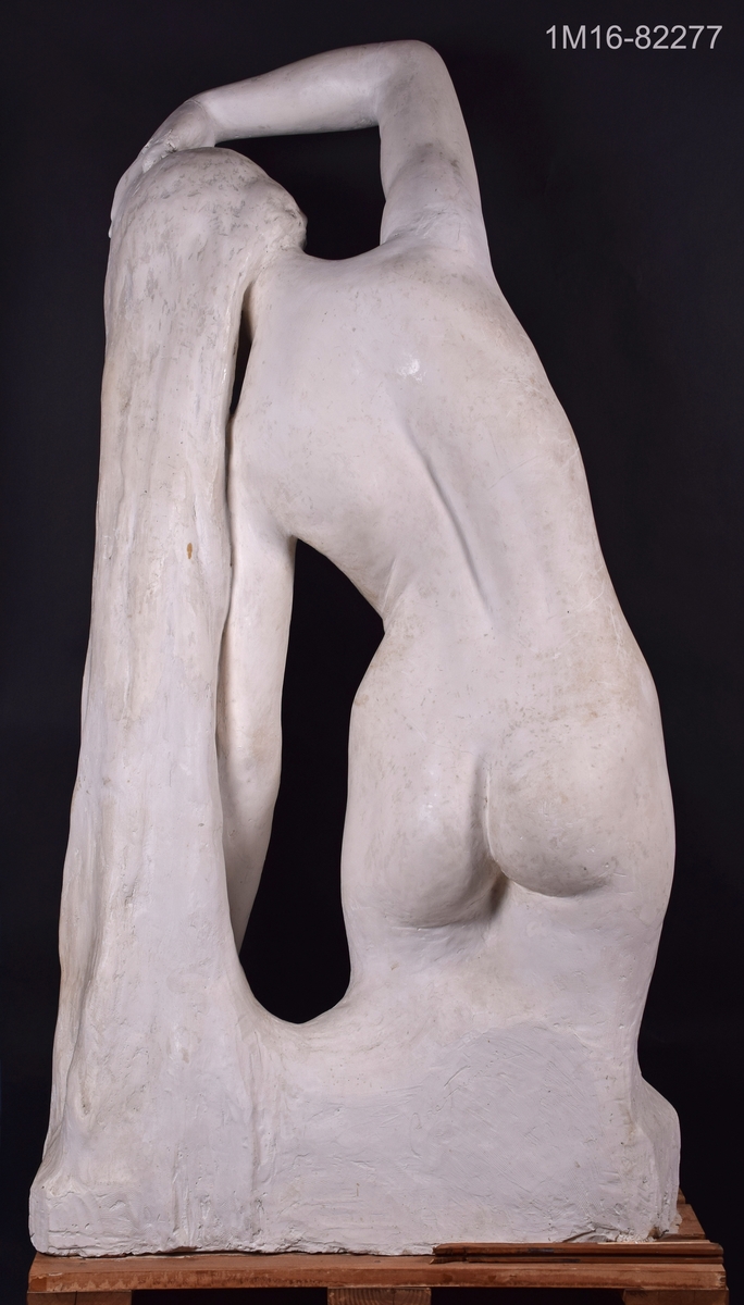 Skulptur Vattnet, överdel av kvinnofigur.