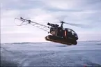 En helikopter av typen Aérospatiale Alouette II lyfter från Ymers däck.