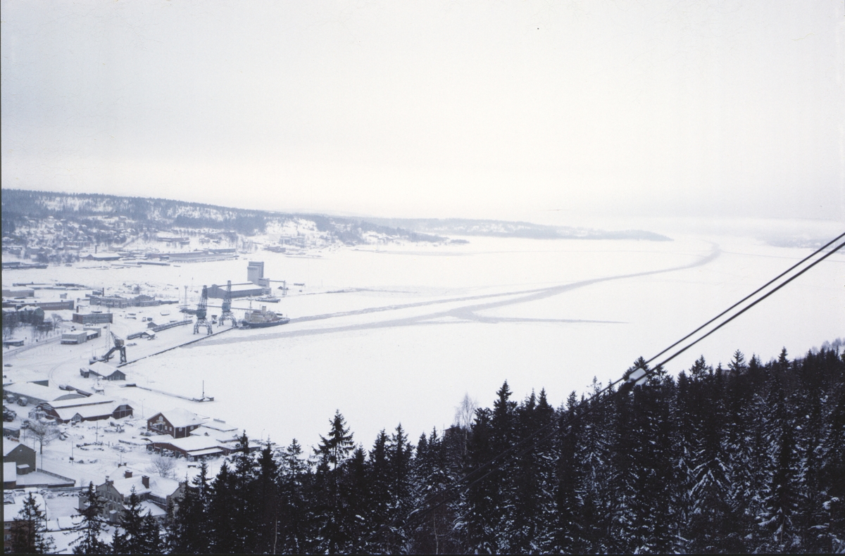 Ymer i hamnen sedd från ett berg.