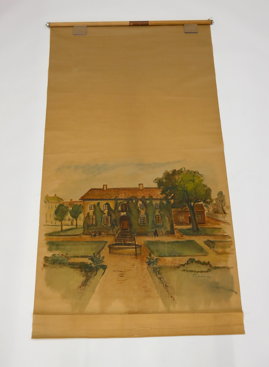 Rullgardin med målat motiv föreställande Alströmerska magasinet, idag Alingsås museum. Framför byggnaden syns den önskebrunn som stod i Museiparken ett kort tag. Målningen är utförd av Paul Petersén och signerad "P. Petersén -40". Rullgardinen är fäst med spik på en rullgardinskäpp av trä. På käppen sitter en etikett med texten "HAGLUNDS ECLIPSE MEKANISK RULLGARDINSKÄPP"