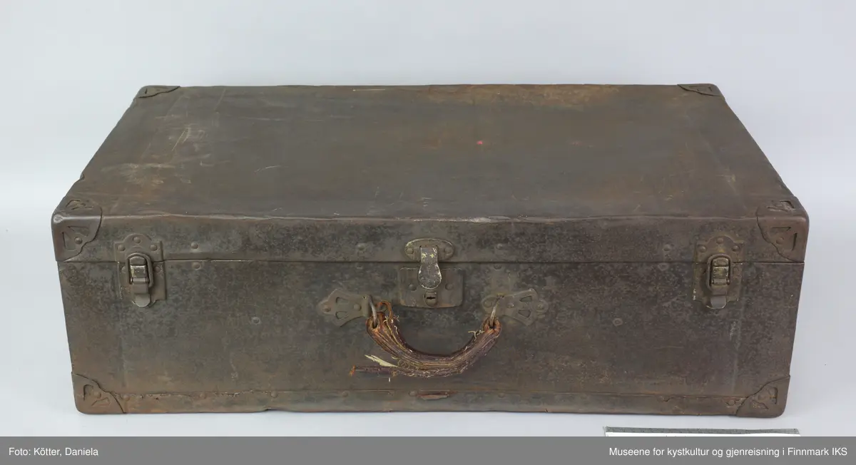 Kofferten er av metall og forsterket med metallhjørner. Den har en lukke- og låsemekanisme i midten og lukkes i tillegg med hemper på begge sidene. Håndtaket er av lær. Innvendig er kofferten utkledd med tynt papir og har en metallhengsel på høyre side for å holde koffertlokket i åpen posisjon.
