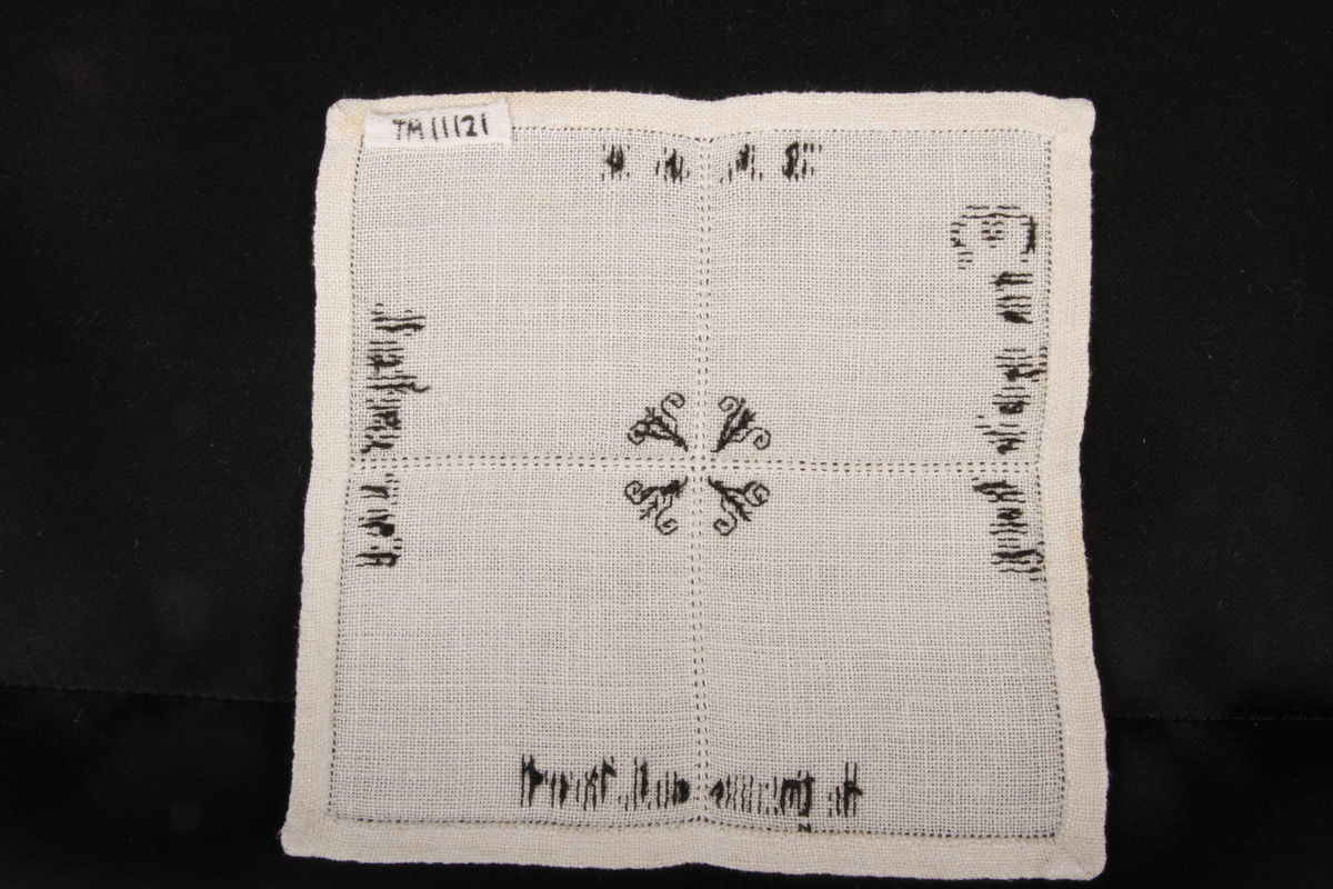 Natur bunn med svart dekor, brodert korsting, hullsøm og attersting. Border, tekst og blomster.