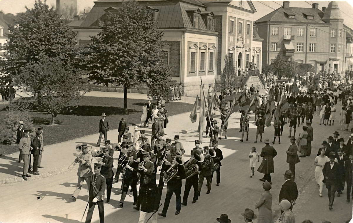 Trädgårdsgatan den 6 juni 1927

Regementets musikkår i täten för parad genom staden vid Svenska Flaggans dag.

Marschmålet kan vara stadens idrottsplats vid Skarpskytteheden, senare kallad Vasavallen.