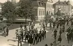 Trädgårdsgatan den 6 juni 1927

Regementets musikkår i täten för parad genom staden vid Svenska Flaggans dag.

Marschmålet kan vara stadens idrottsplats vid Skarpskytteheden, senare kallad Vasavallen.