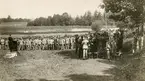 Korum 1921

Nedanför sommarstallet (by 21) i backsluttningen mot Eldsundsviken byggdes något år senare regementets dansbana.
Inledningsvis användes den vackra platsen ofta för korum.

När kasernområdet utvidgades på 1940-talet placerades grind 6 i höjd med dansbanan.