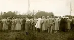 Dansbanan 1924

Nedanför sommarstallet (by 21) i backsluttningen mot Eldsundsviken byggdes  regementets dansbana. Den lär senare ha försetts med tak.

Många voro de artister som från denna dansbana gladde de inneliggande rekryterna. På bilden ser vi 