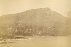 Svenska Grönlandsexpeditionen 1883. Basaltfjäll vid Godhavn/Qeqertarsuaq.