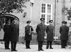 Kaserngården, framför kanslihuset 1964

Kraftsamling! möjligen FN-inspektion.

Fr.v. ser vi:
Utbildningsofficer P 10, övlt Gerhard Hjulström
Arméchefens adjutant, övlt D E H Löfgren
Standarförare, fänrik Sture Ärlebeck
Arméchef, general Curt Göransson
Militärbefälhavare, general Gustav Åkerman
C P 10, överste Gunnar Henricson
Stabschef P 10, major Fredrik Follin.