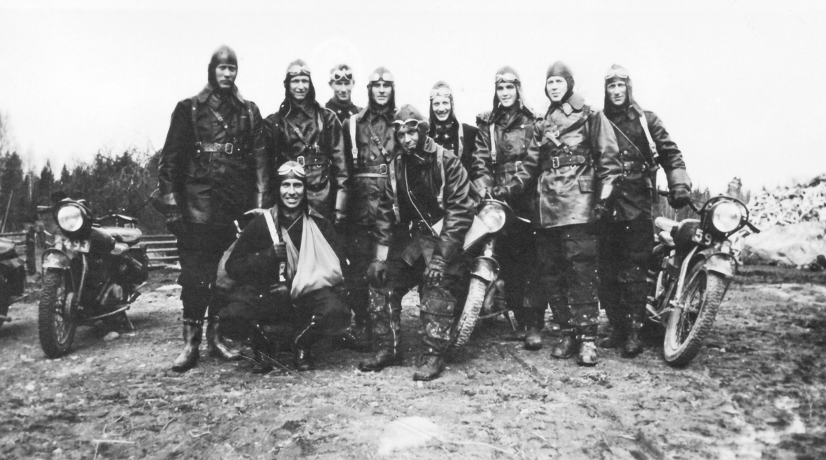 Motorcykelmarsch 1944

Pansarkursen vid P 3 på mc-marsch.
Stående fr.v.
1.  Kapten gunnar Fagraeus
2.  Fänrik Per-Åke Arehag
3.  Löjtnant Allan Sjöberg
4.  Löjtnant Ravnböl, Danmark
5.  Fänrik Artur Wassborn
6.  Löjtnant Bertil Lovén
7.  Löjtnant Jan Westrin
8.  Ryttmästare Yorkstone, Danmark.

Sittande
1.  Löjtnant Carneijro, Danmark
2.  Ryttmästare Stenstrup, Danmark.