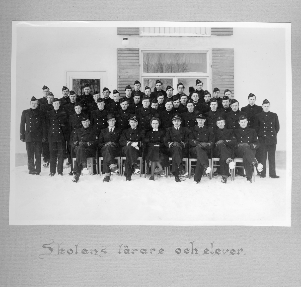 Fotoalbum F 11 sjukvårdsskola.
"Sjukvårdsskolan 15/1-15/3 1945"

47 bilder med motiv från militär sjukvårdsutbildning vid F 11 Södermanlands flygflottilj. Gruppfoton av kursdeltagare, övningar i fält, brandövning, lektioner i skolsal, sjukvårdsmateriel.