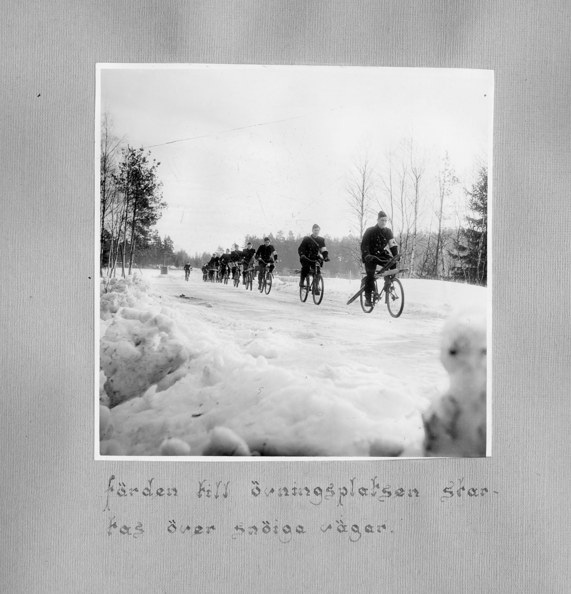 Fotoalbum F 11 sjukvårdsskola.
"Sjukvårdsskolan 15/1-15/3 1945"

47 bilder med motiv från militär sjukvårdsutbildning vid F 11 Södermanlands flygflottilj. Gruppfoton av kursdeltagare, övningar i fält, brandövning, lektioner i skolsal, sjukvårdsmateriel.