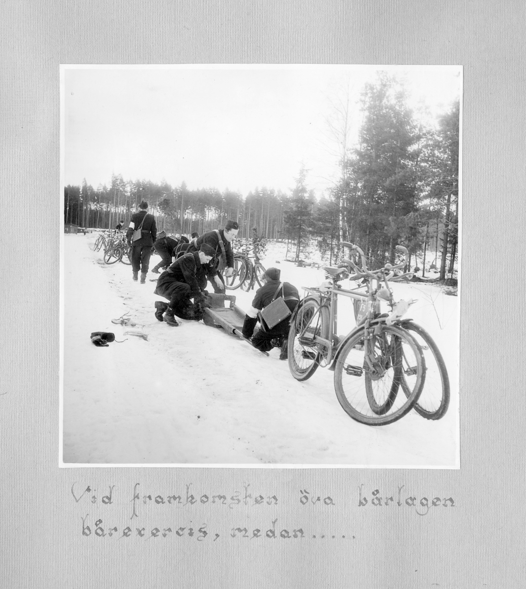 Fotoalbum F 11 sjukvårdsskola.
"Sjukvårdsskolan 15/1-15/3 1945"

47 bilder med motiv från militär sjukvårdsutbildning vid F 11 Södermanlands flygflottilj. Gruppfoton av kursdeltagare, övningar i fält, brandövning, lektioner i skolsal, sjukvårdsmateriel.