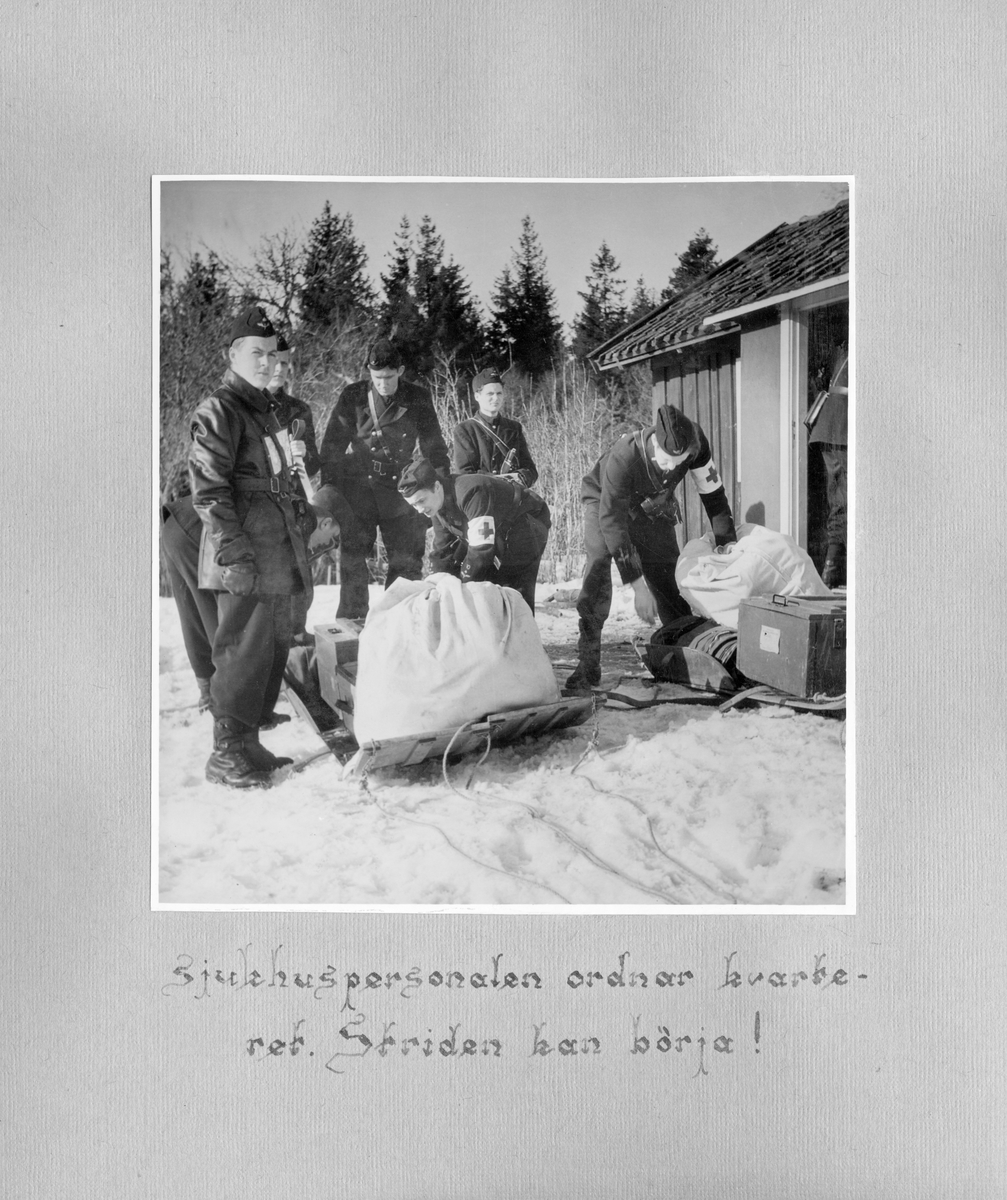 Fotoalbum F 11 sjukvårdsskola.
"Sjukvårdsskolan 15/1-15/3 1945"

47 bilder med motiv från militär sjukvårdsutbildning vid F 11 Södermanlands flygflottilj. Gruppfoton av kursdeltagare, övningar i fält, brandövning, lektioner i skolsal, sjukvårdsmateriel.