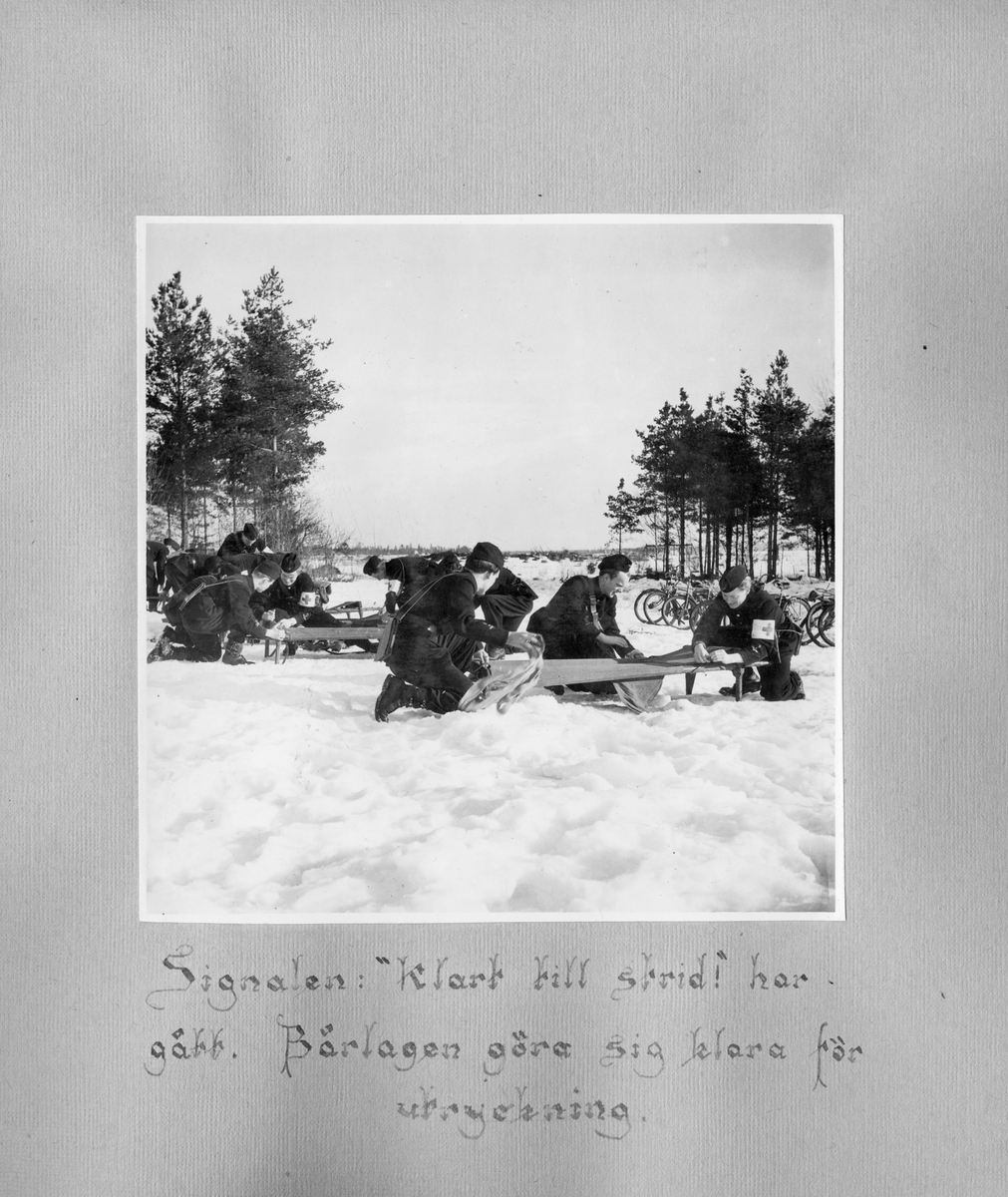 Fotoalbum F 11 sjukvårdsskola.
"Sjukvårdsskolan 15/1-15/3 1945"

47 bilder med motiv från militär sjukvårdsutbildning vid F 11 Södermanlands flygflottilj. Gruppfoton av kursdeltagare, övningar i fält, brandövning, lektioner i skolsal, sjukvårdsmateriel.