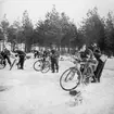 Soldater förbereder cyklar med sjukvårdsutrustning inför avfärd till sjukvårdsövning i fält vid F 11 Södermanlands flygflottilj, 1945. 10 soldater i arbete.

Vintertid.

Ur fotoalbum 