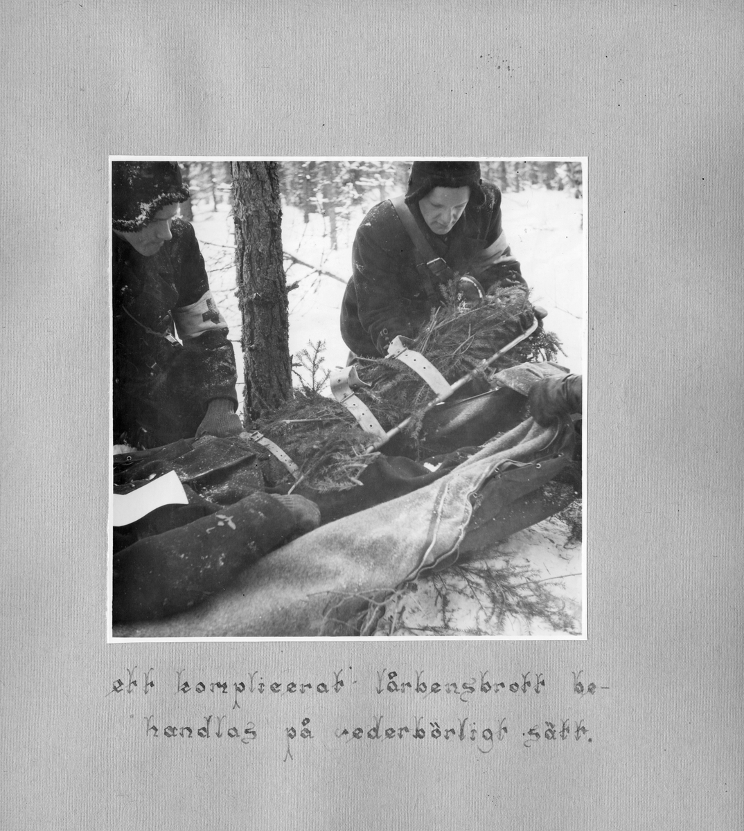 Fotoalbum F 11 sjukvårdsskola.
"Sjukvårdsskolan 15/1-15/3 1945"

47 bilder med motiv från militär sjukvårdsutbildning vid F 11 Södermanlands flygflottilj. Gruppfoton av kursdeltagare, övningar i fält, brandövning, lektioner i skolsal, sjukvårdsmateriel.