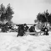 Sjukvårdsövning i fält vid F 11 Södermanlands flygflottilj, 1945. Soldater vid räddningsbårar.

Vintertid.

Ur fotoalbum 