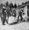 Soldater förbereder sjukkvarter vid sjukvårdsövning i fält vid F 11 Södermanlands flygflottilj, 1945.

Vintertid.

Ur fotoalbum 