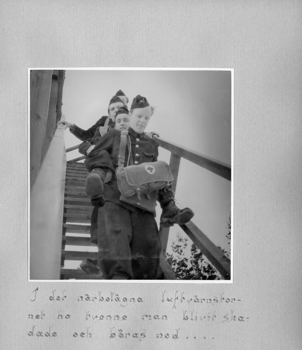 Fotoalbum F 11 sjukvårdsskola.
"Sjukvårdsskolan 15/1-15/3 1945"

47 bilder med motiv från militär sjukvårdsutbildning vid F 11 Södermanlands flygflottilj. Gruppfoton av kursdeltagare, övningar i fält, brandövning, lektioner i skolsal, sjukvårdsmateriel.