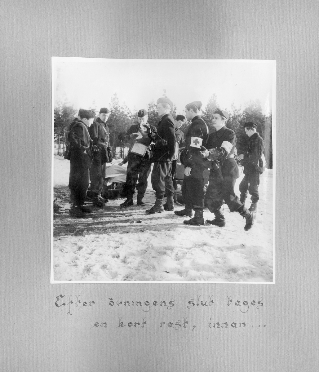 Fotoalbum F 11 sjukvårdsskola.
"Sjukvårdsskolan 15/1-15/3 1945"

47 bilder med motiv från militär sjukvårdsutbildning vid F 11 Södermanlands flygflottilj. Gruppfoton av kursdeltagare, övningar i fält, brandövning, lektioner i skolsal, sjukvårdsmateriel.