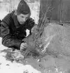 En soldat agerar sabotör och startar en brand vid sjukvårdsövning i fält vid F 11 Södermanlands flygflottilj, 1945.

Vintertid.

Ur fotoalbum 