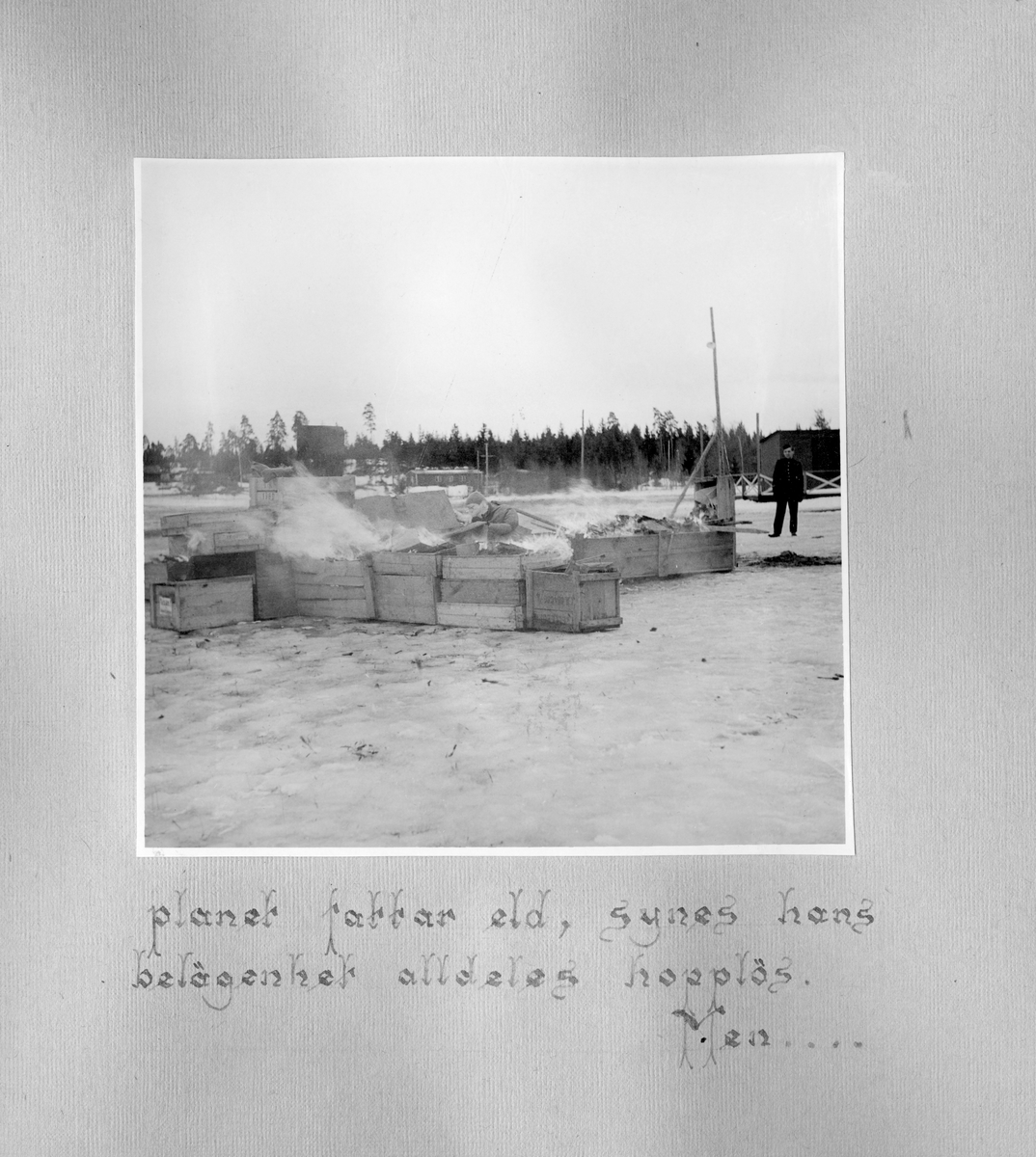 Fotoalbum F 11 sjukvårdsskola.
"Sjukvårdsskolan 15/1-15/3 1945"

47 bilder med motiv från militär sjukvårdsutbildning vid F 11 Södermanlands flygflottilj. Gruppfoton av kursdeltagare, övningar i fält, brandövning, lektioner i skolsal, sjukvårdsmateriel.