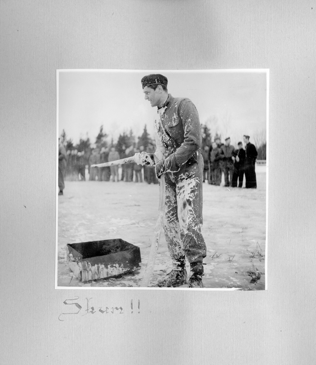 Fotoalbum F 11 sjukvårdsskola.
"Sjukvårdsskolan 15/1-15/3 1945"

47 bilder med motiv från militär sjukvårdsutbildning vid F 11 Södermanlands flygflottilj. Gruppfoton av kursdeltagare, övningar i fält, brandövning, lektioner i skolsal, sjukvårdsmateriel.