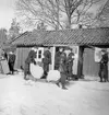 Utrymning av sjukkvarter efter sjukvårdsövning i fält vid F 11 Södermanlands flygflottilj, 1945. 

Vintertid.

Ur fotoalbum 