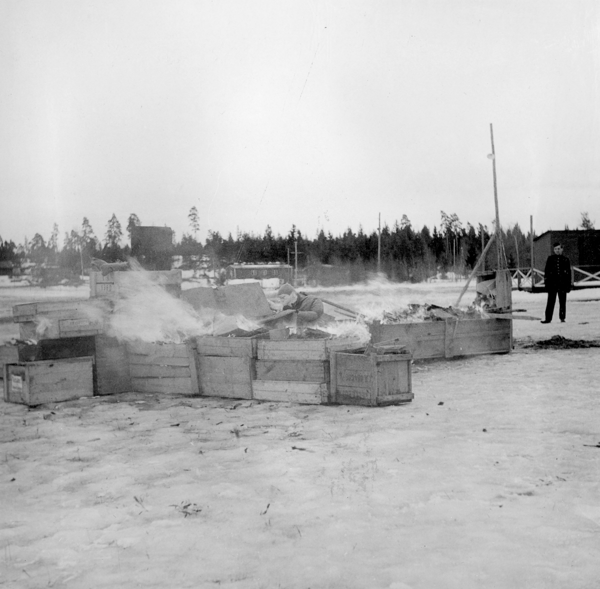 Flygplansattrapp i brand vid sjukvårdsövning på F 11 Södermanlands flygflottilj, 1945.

Vintertid.

Ur fotoalbum "Sjukvårdsskolan 15/1-15/3 1945" från F 11.